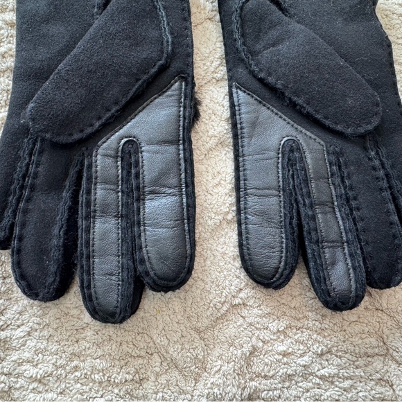 UGG Australia Shearling Black Suede Gloves - Picture 3 of 7